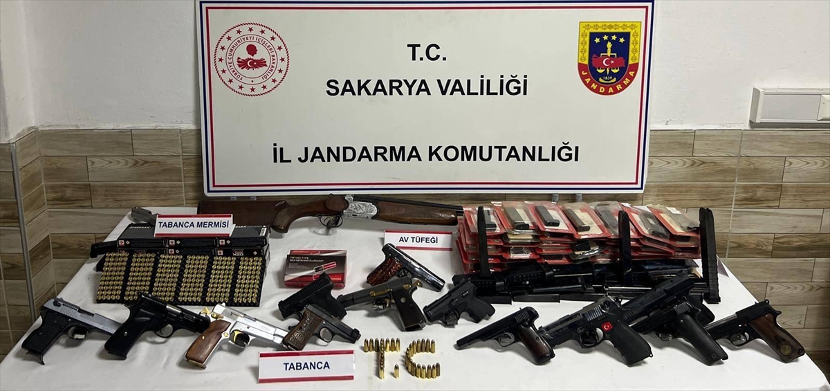 Sakarya'da kaçakçılık operasyonunda 14 ruhsatsız silah ele geçirildi