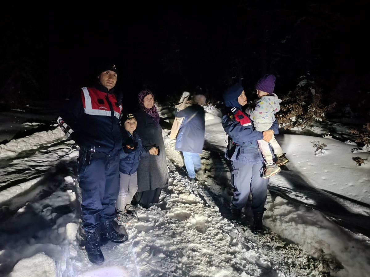 Sakarya'da kar nedeniyle orman yolunda mahsur kalan 6 kişi kurtarıldı