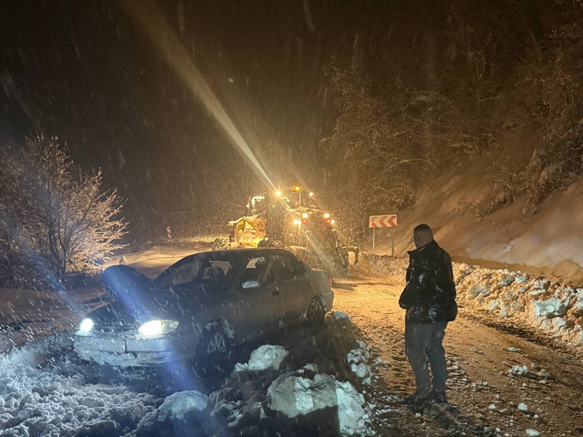 Sakarya'da kar nedeniyle yolda mahsur kalan 25 araç kurtarıldı