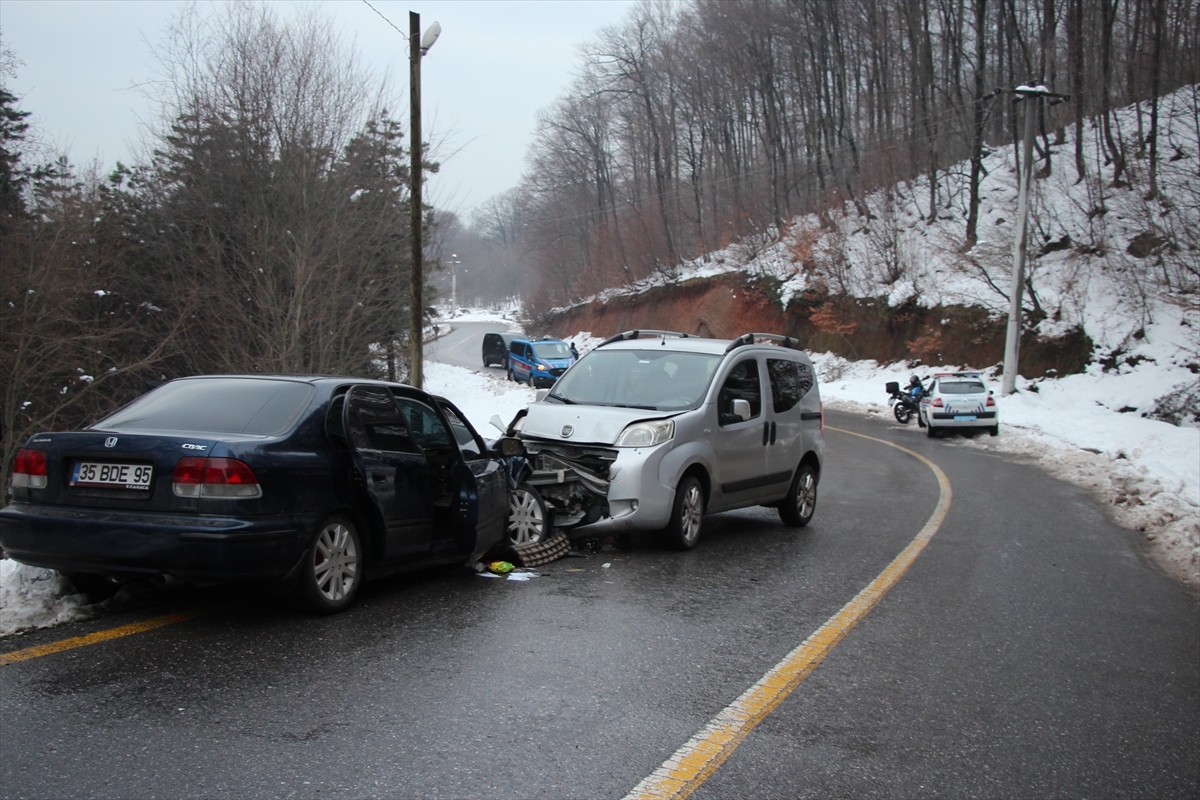 Sakarya'da otomobille hafif ticari aracın çarpıştığı kazada 5 kişi yaralandı