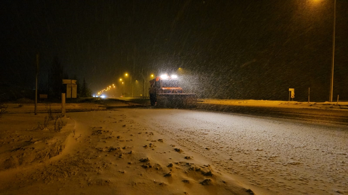 Samsun-Ankara kara yolunun Çorum kesiminde kar etkili oluyor