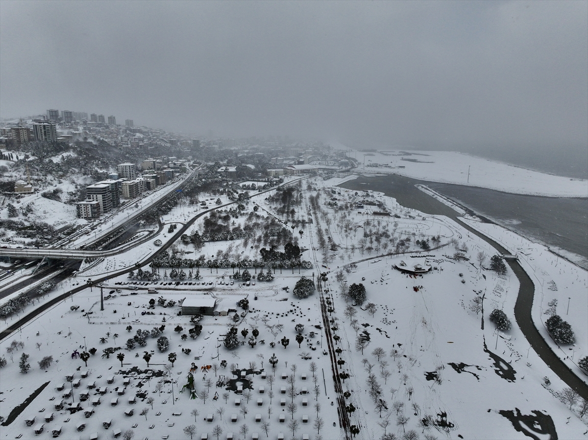 Samsun'da aralıklarla yağan kar güzel manzaralar oluşturdu