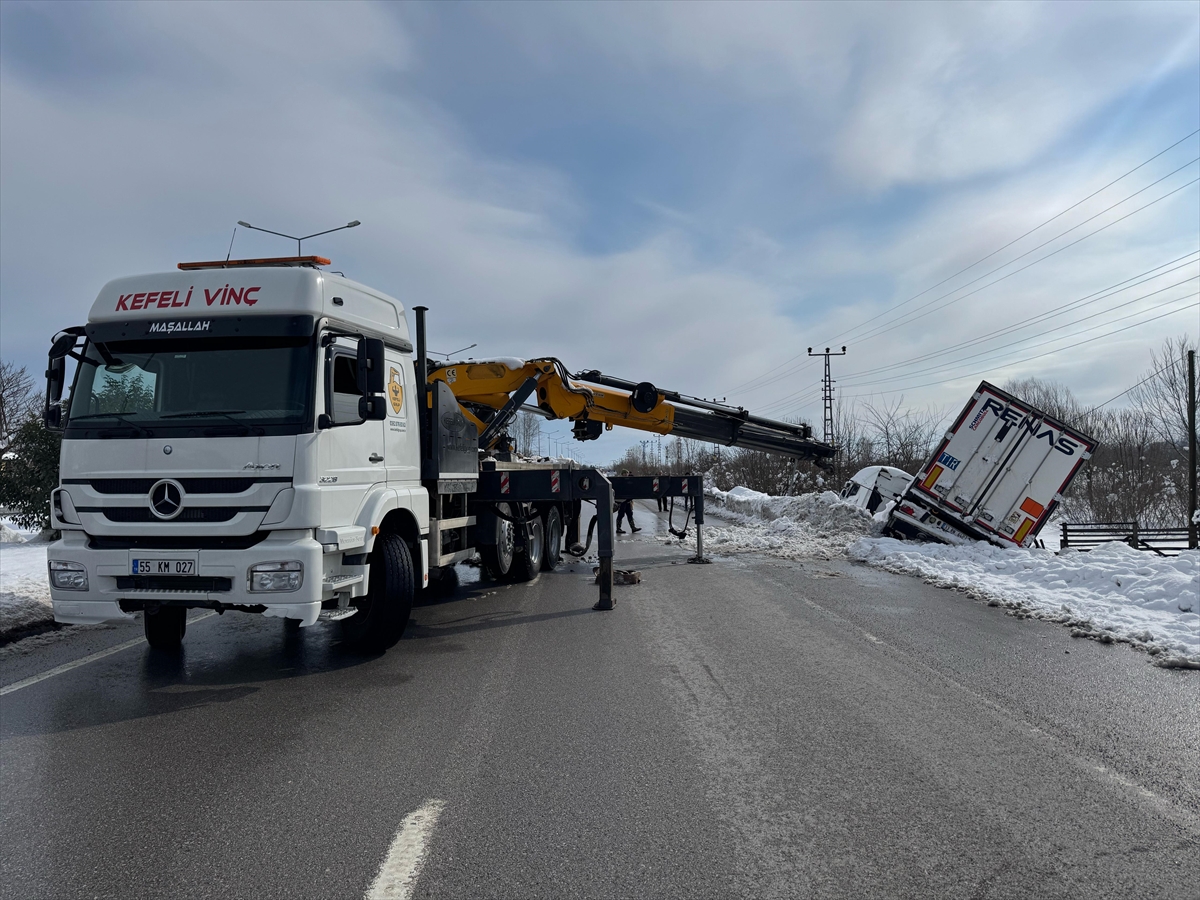 Samsun'da devrilen tır, kar nedeniyle dört gün sonra kurtarıldı