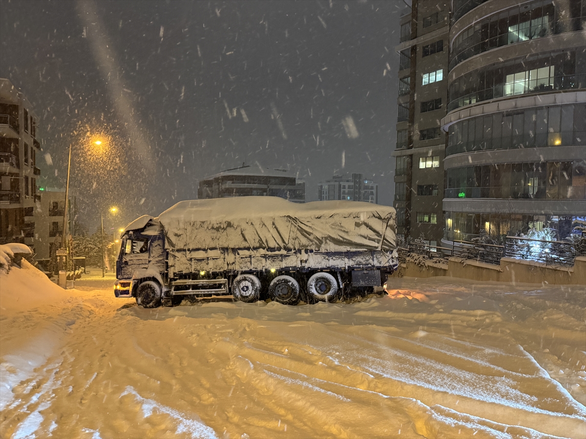 Samsun'da gençler, karla kaplı sokakta snowboard yaptı