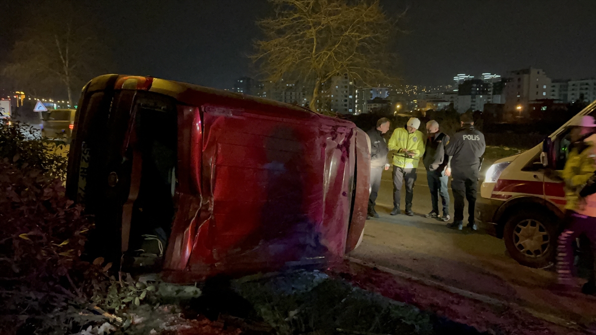 Samsun'da kamyonla çarpışan otomobildeki 3 kişi yaralandı