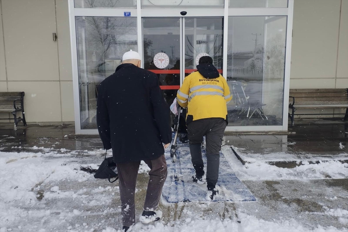 Samsun'da kar nedeniyle mahsur kalan 98 hasta, belediye ekiplerinin yardımıyla hastaneye ulaştırıldı