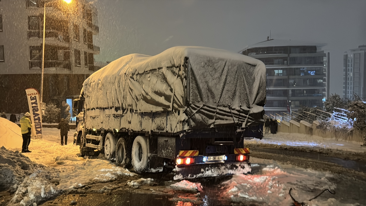 Samsun'da kar nedeniyle yolda kalan araçlar kurtarıldı