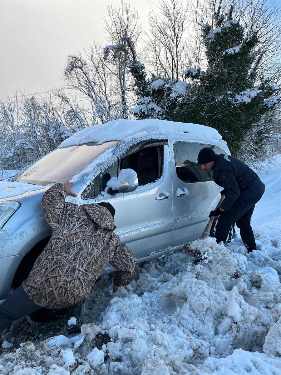 Samsun'da karda mahsur kalan hastanın yardımına jandarma koştu