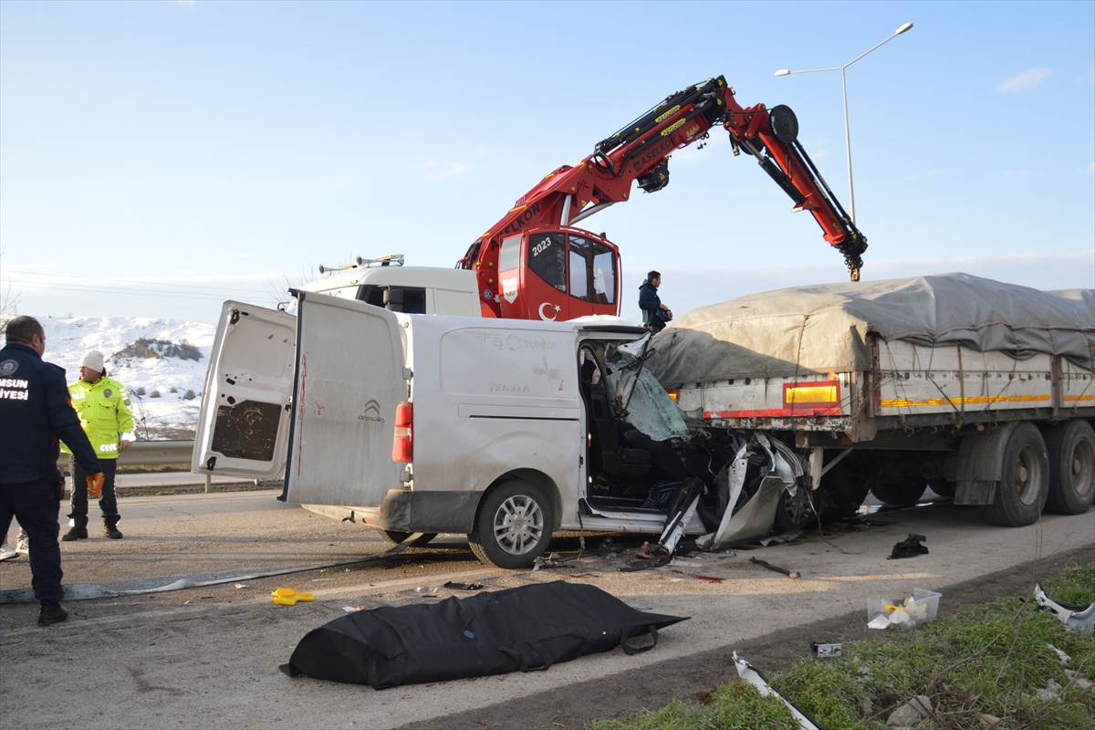 Samsun'da tıra çarpan minibüsteki 1 kişi öldü, 2 kişi yaralandı