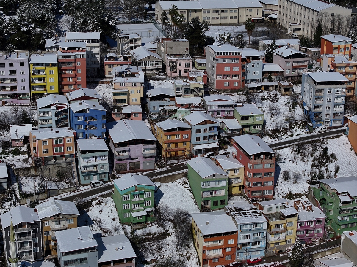 Samsun'un “renkli evleri” karla kaplandı