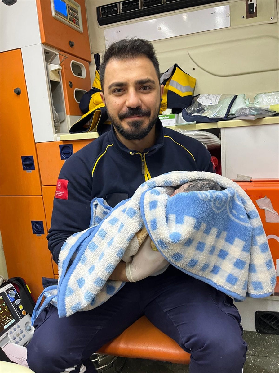 Şanlıurfa'da ambulansta doğum yapan iki kadın bebeklerine sağlık çalışanının ismini verdi