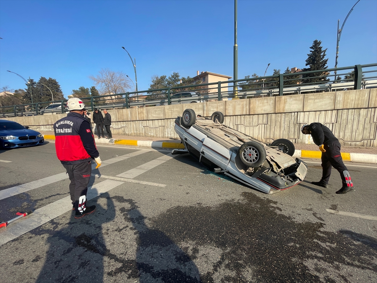 Şanlıurfa'da devrilen otomobildeki 5 kişi yaralandı