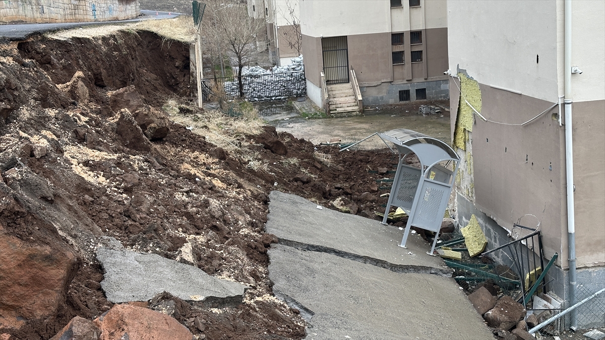 Şanlıurfa'da okulun istinat duvarının yıkılma anı güvenlik kamerasında