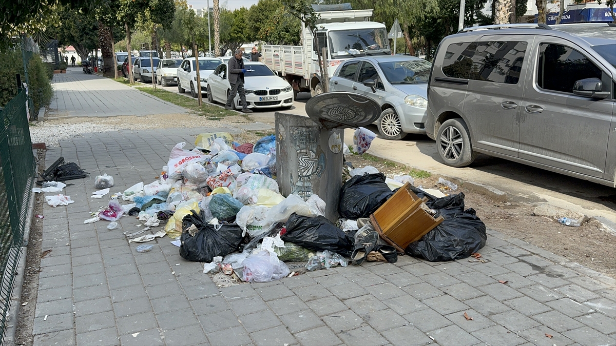 Seyhan Belediyesinde bazı işçiler iş bıraktı