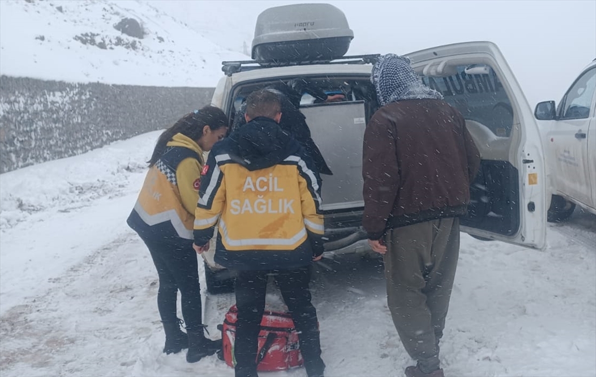 Siirt'te hasta taşıyan ve kar nedeniyle yolda mahsur kalan ambulans kurtarıldı