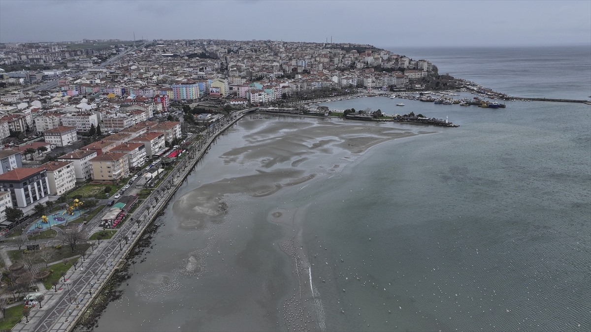 Silivri'de deniz suyu çekildi