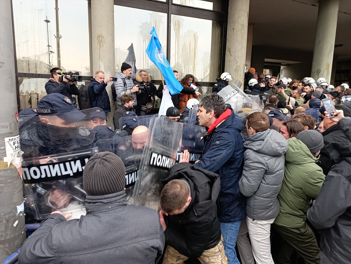 Sırbistan'da tren istasyonundaki kazaya tepki gösteren muhalefet üyeleri, polise yumurta fırlattı