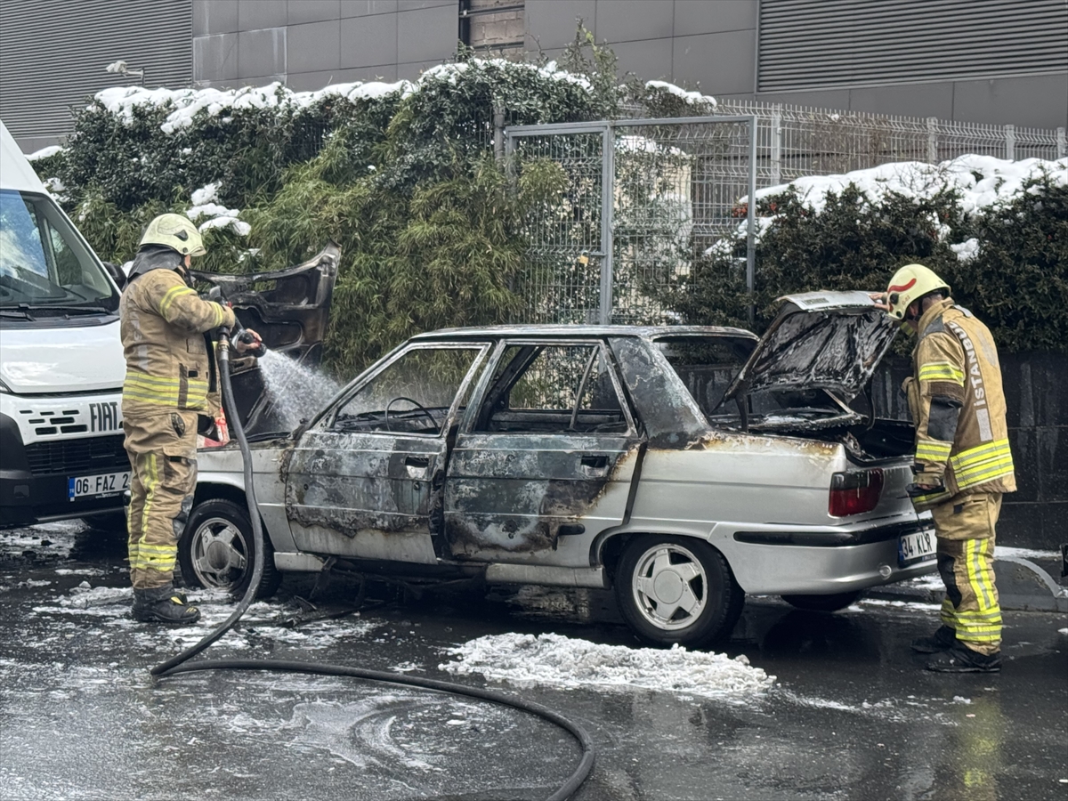 Şişli'de otomobilde çıkan yangın söndürüldü