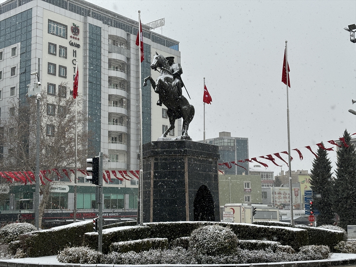 Sivas, Niğde ve Kayseri'de kar etkili oluyor