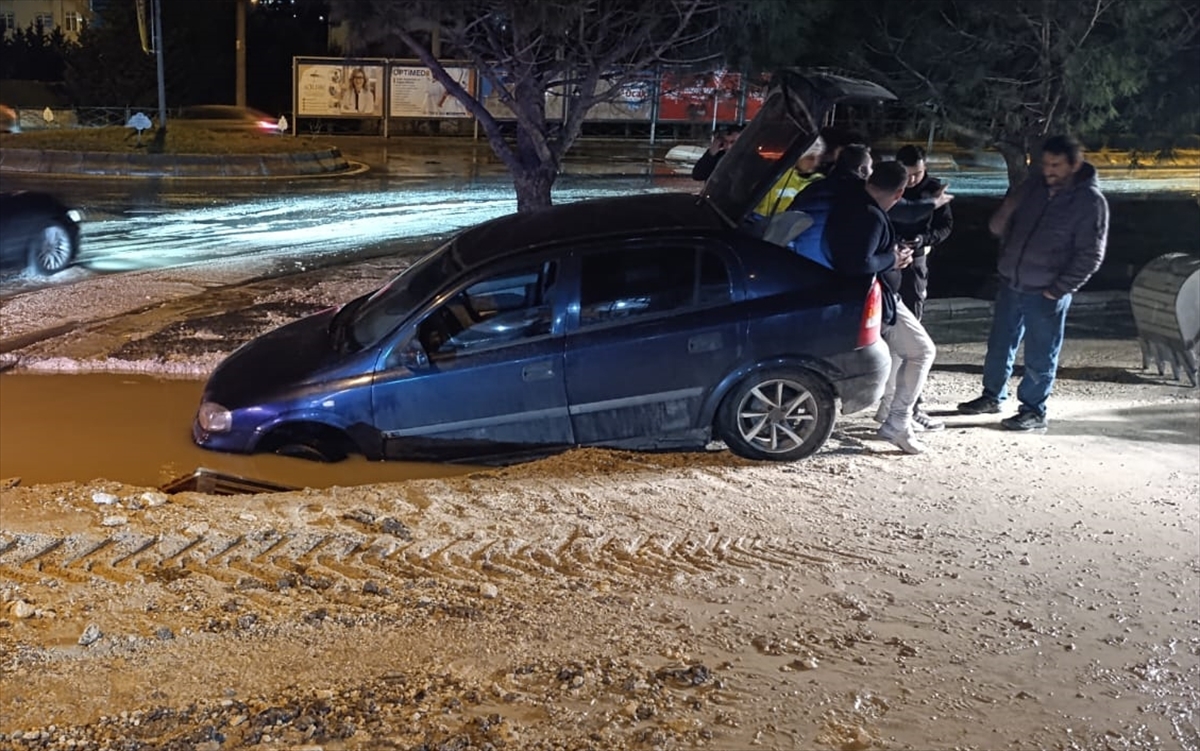 Tekirdağ'da içme suyu isale hattının patlamasıyla oluşan çukura otomobil düştü