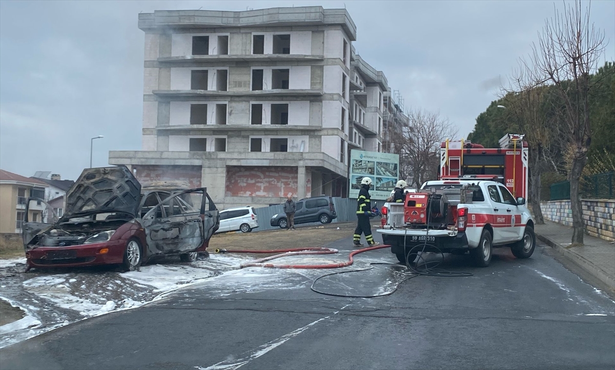 Tekirdağ'da seyir halindeyken yanan otomobil kullanılamaz hale geldi