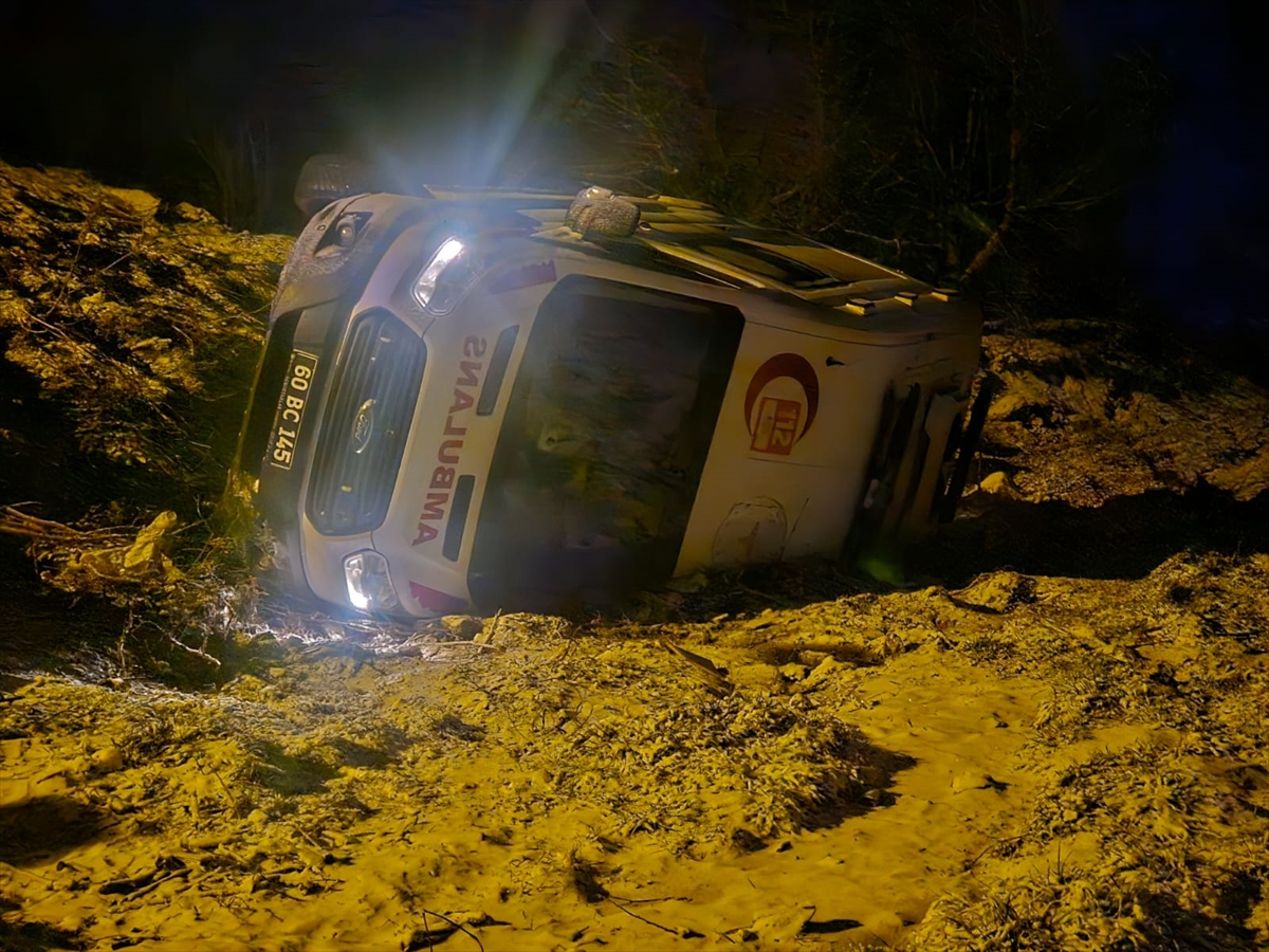 Tokat'ta devrilen ambulansın sürücüsü yaralandı