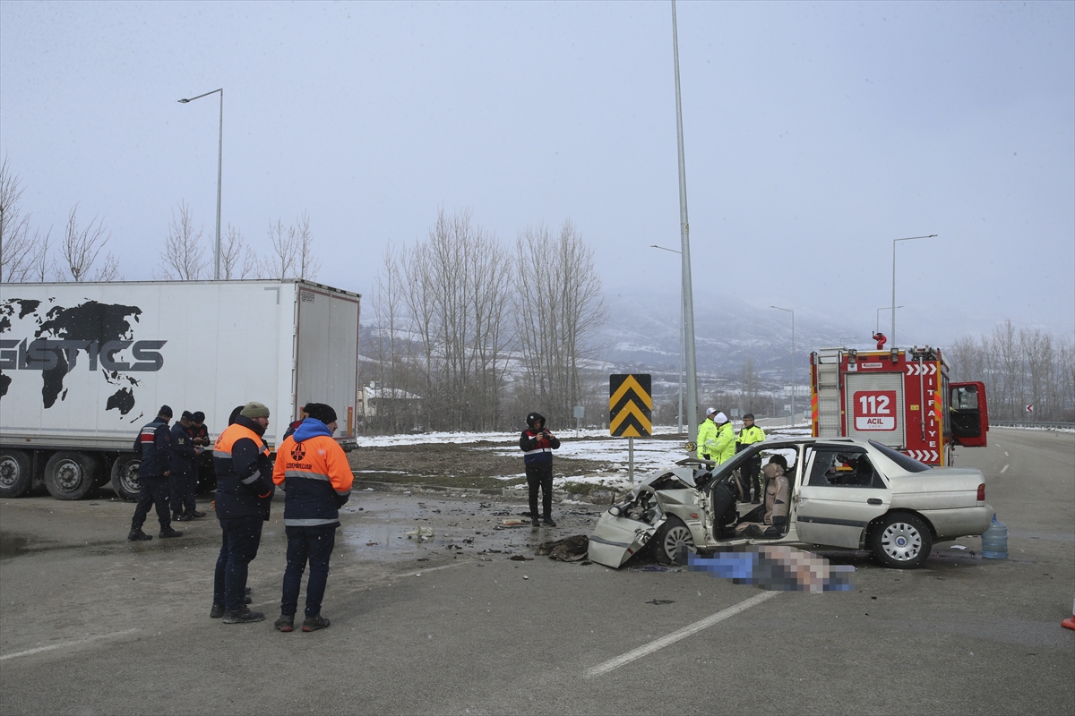 Tokat'ta tır ile çarpışan otomobilin sürücüsü öldü, 2 kişi yaralandı