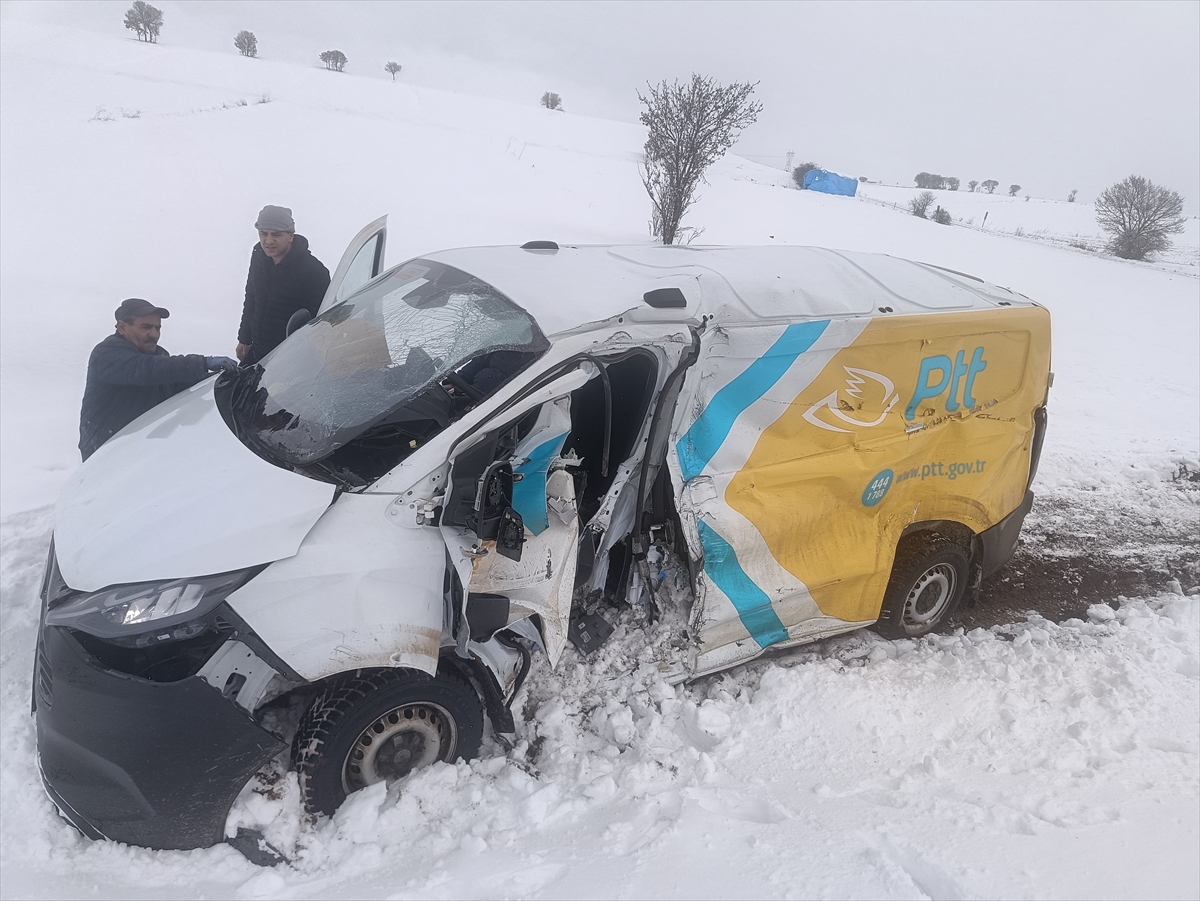 Tokat'ta yük treninin çarptığı minibüsün sürücüsü yaralandı