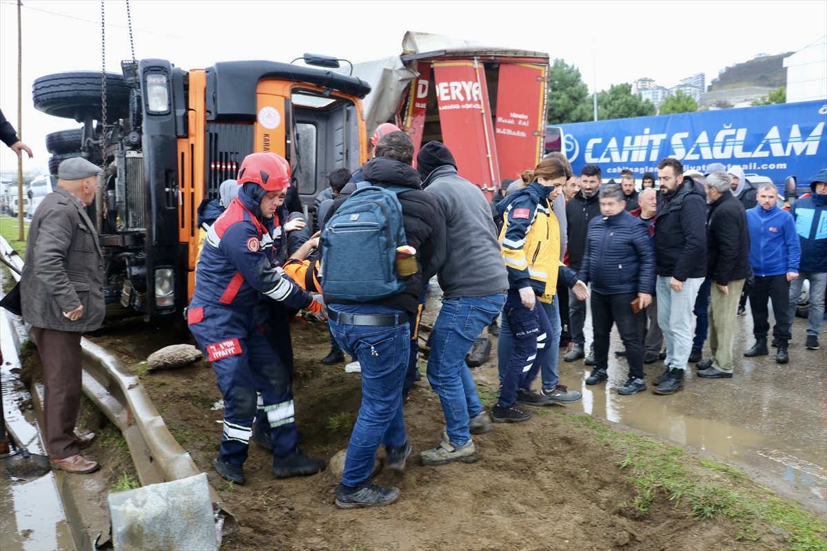 Trabzon'da yol süpürme aracının devrildiği kazada bir işçi yaralandı