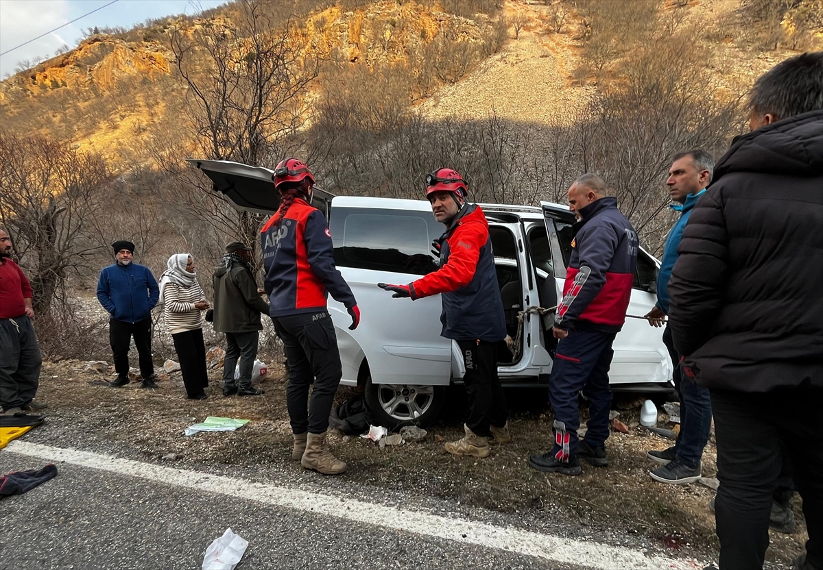 Tunceli'de kayaya çarpan araçtaki 1 kişi öldü, 6 kişi yaralandı