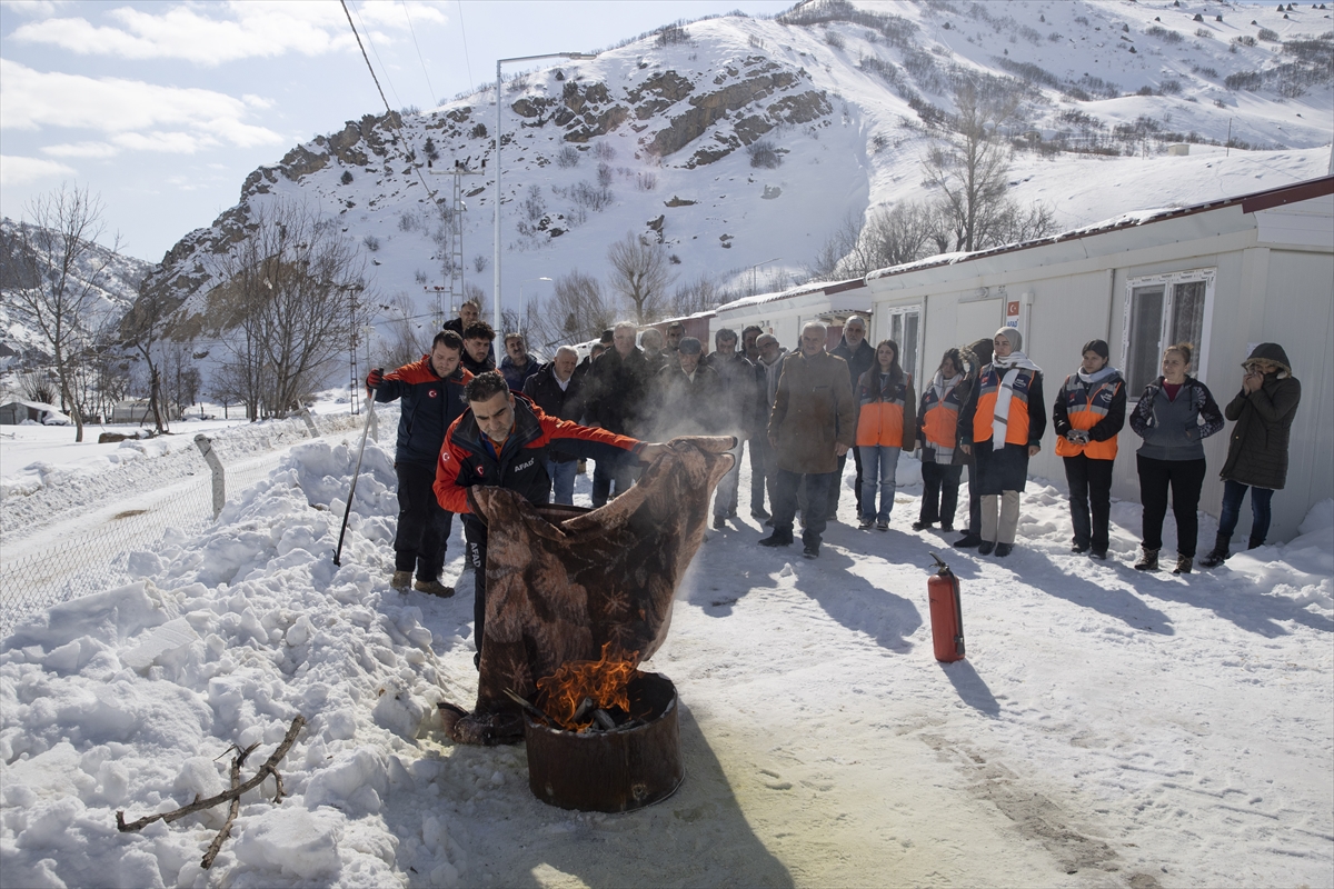 Tunceli'de konteyner kentlerde kalanlara yangın güvenliği eğitimi verildi