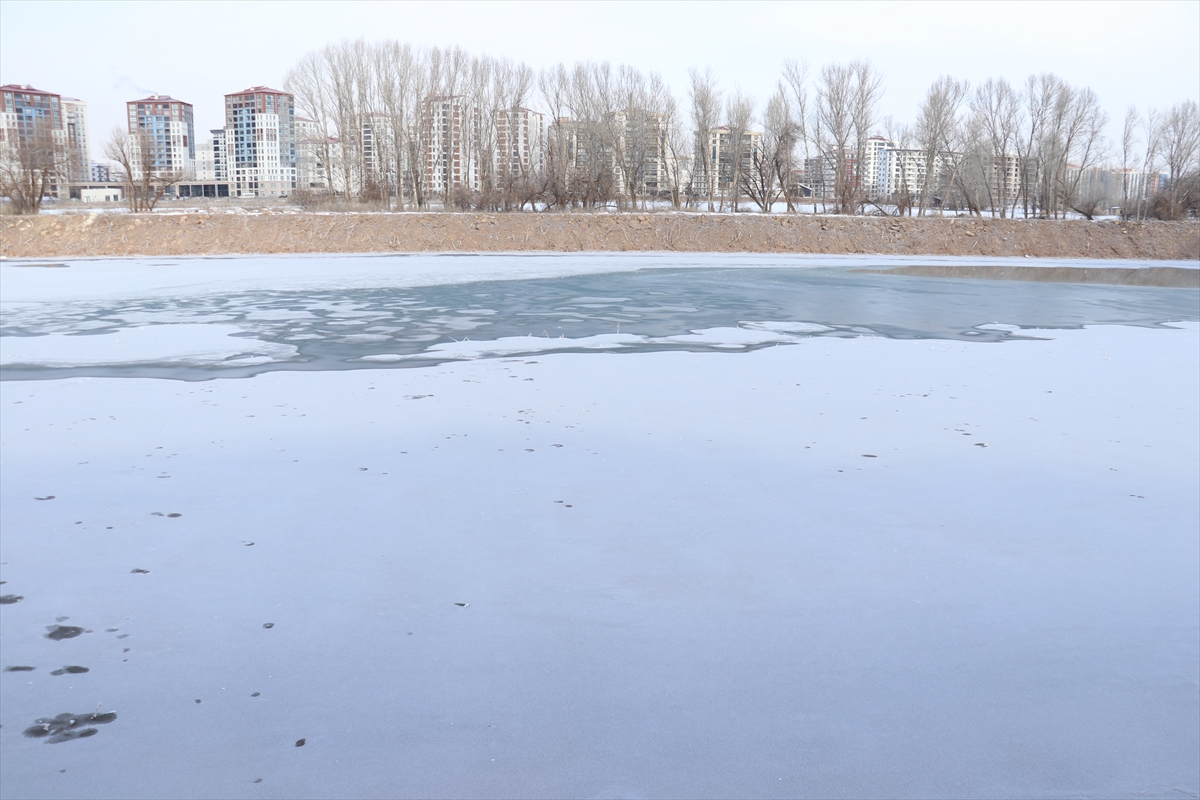 Türkiye'nin en uzun nehri Kızılırmak kısmen buz tuttu