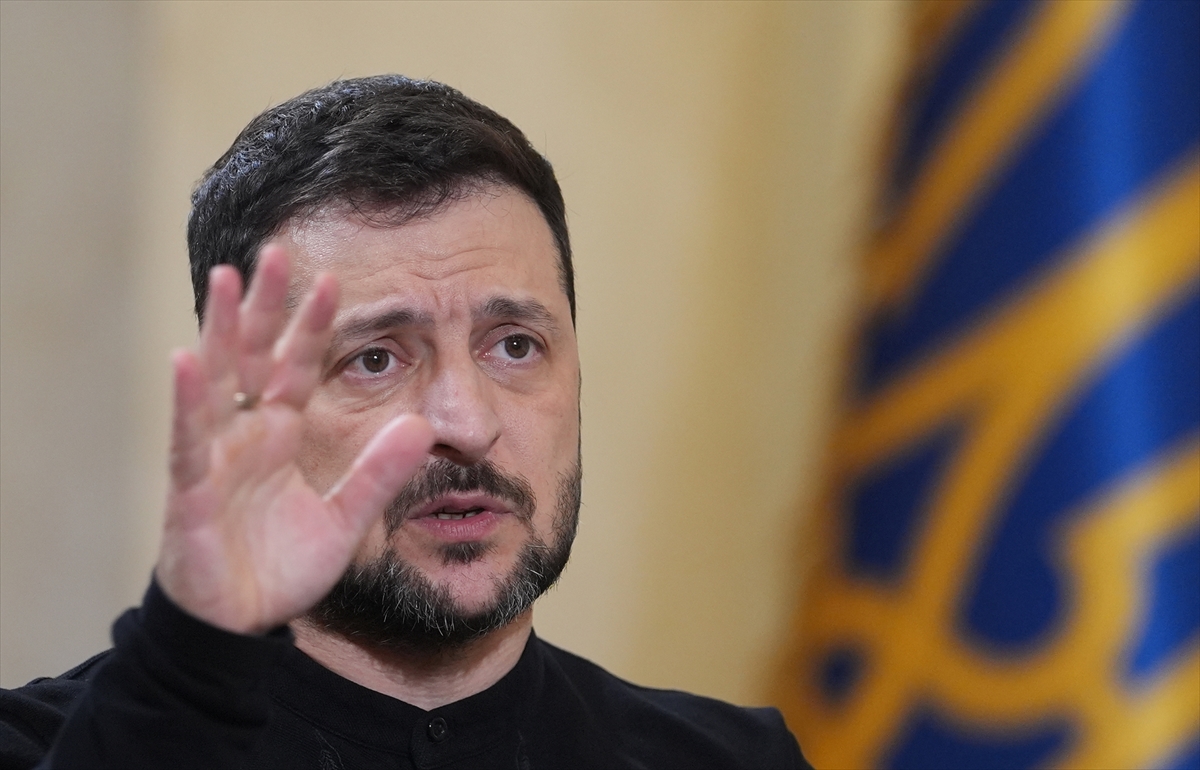 Zelenskiy teslim oldu, diz çöktü: Hazırız