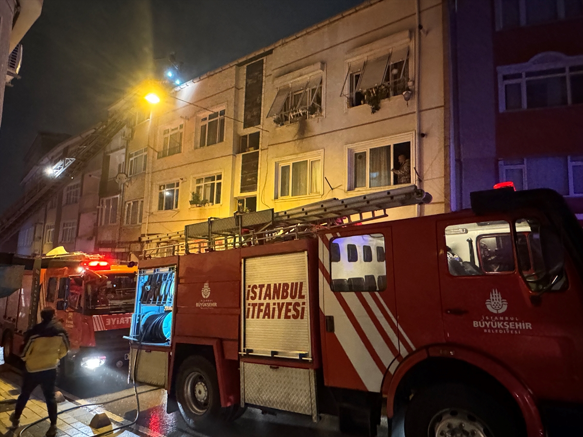 Üsküdar'da evde çıkan yangında 2 kişi dumandan etkilendi