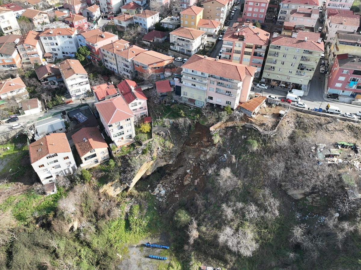 Üsküdar'da toprak kayması nedeniyle 2 bina tahliye edildi