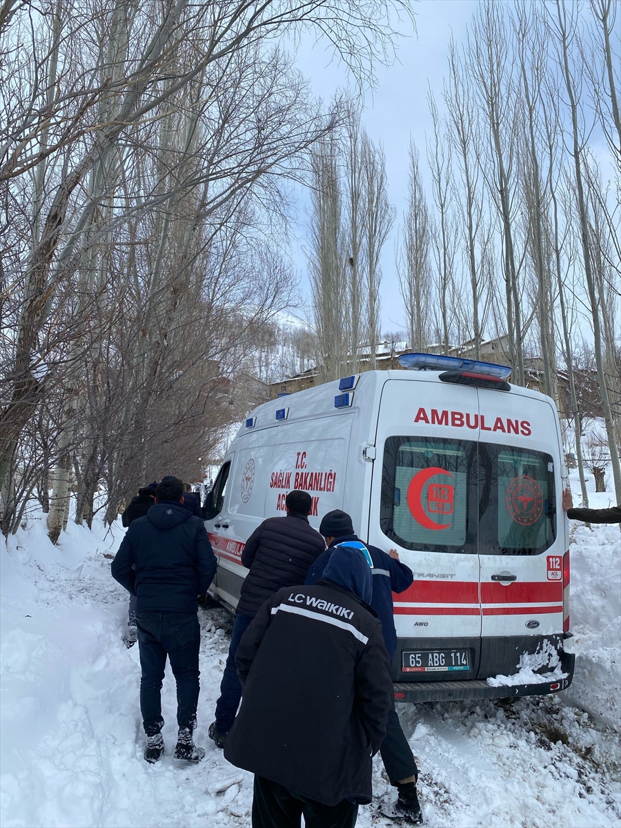 Van'da yolu kardan kapanan mahalledeki hastanın imdadına ekipler yetişti