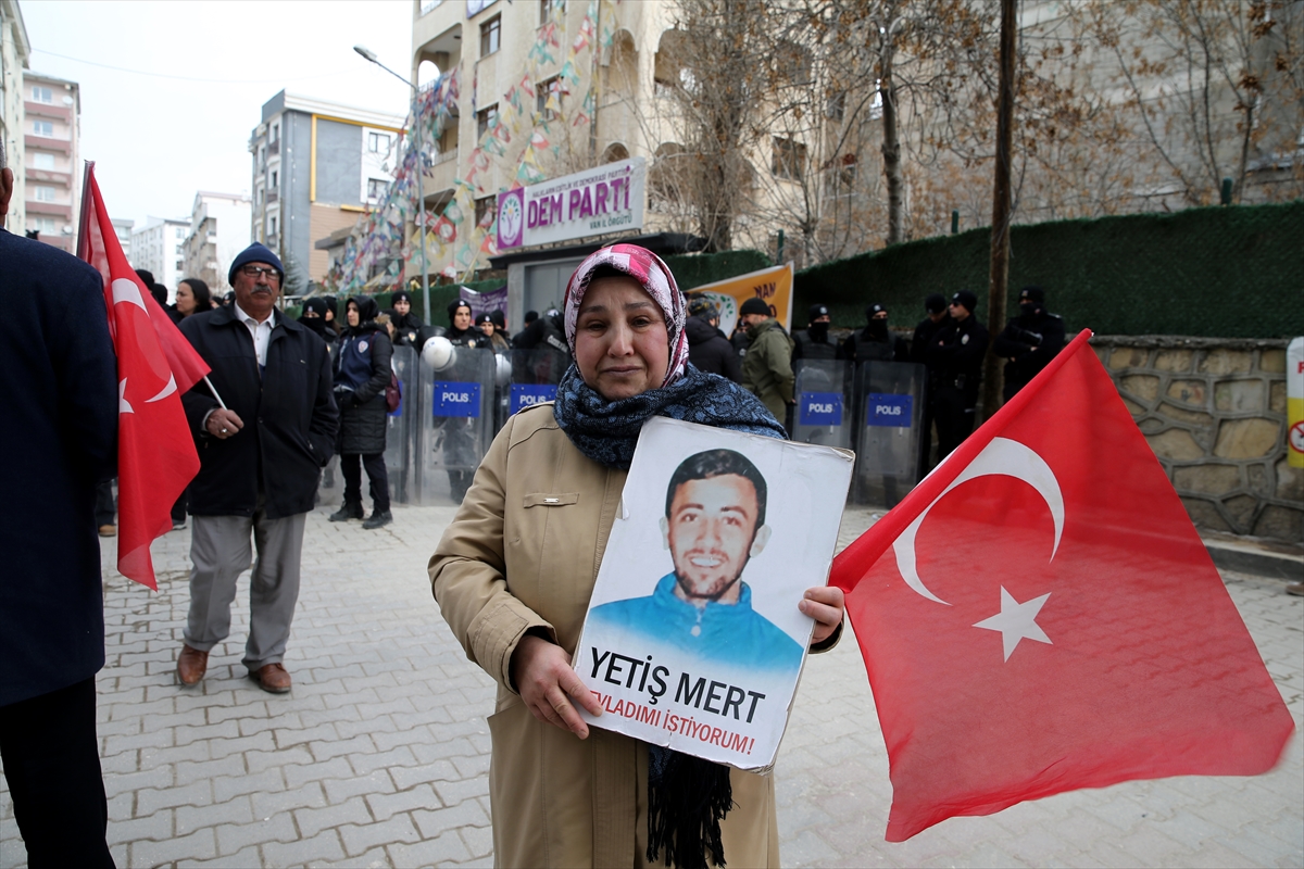 Vanlı aileler, DEM Parti İl Başkanlığı önündeki eylemlerini sürdürdü