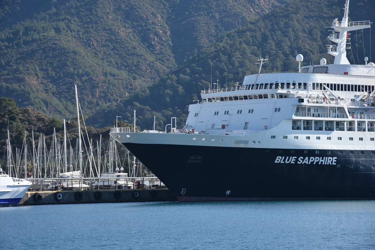 Yolcu gemisi “Blue Sapphire” ikmal için Marmaris'te