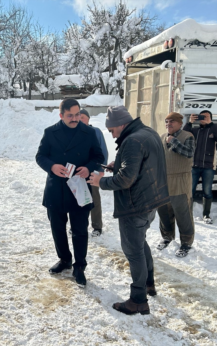 Yolu kardan kapandığı için merkeze gidemeyen hastanın ilaçlarını kaymakam ulaştırdı