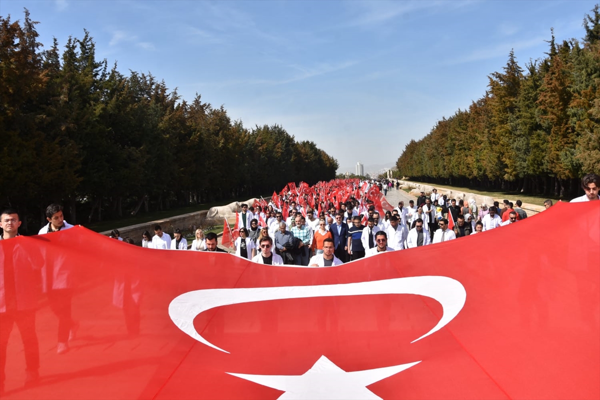 14 Mart Tıbbiyeliler Derneği üyeleri Anıtkabir'i ziyaret etti