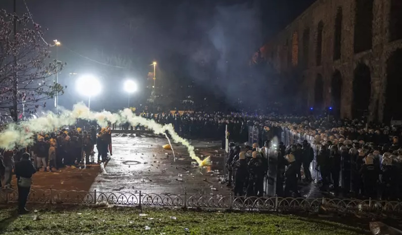 Saraçhane’de polise saldıran gruba müdahale edildi