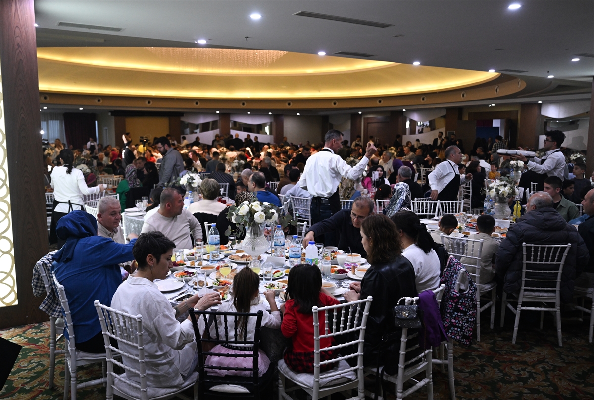 Adana'da koruyucu aileler ve evlatları iftar programında buluştu