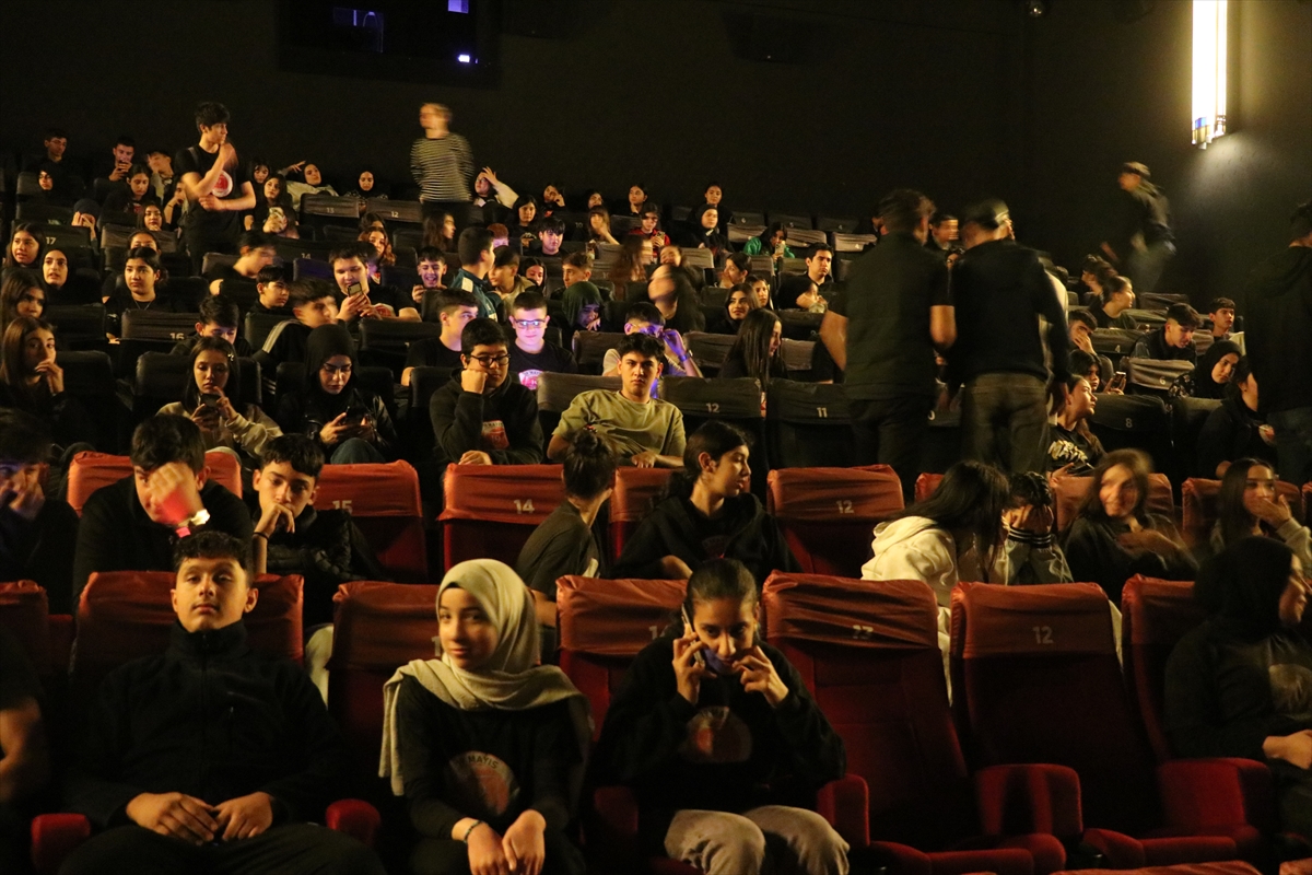 Adana'da öğrenciler “Ufkun Ötesinde” belgeselini sinema salonunda izledi