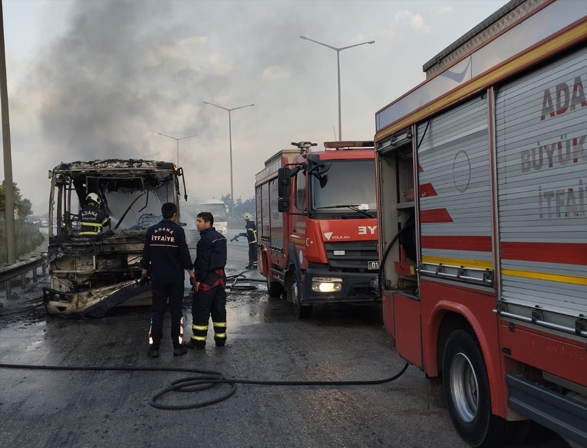 Adana'da özel halk otobüsü yanarak kullanılamaz hale geldi