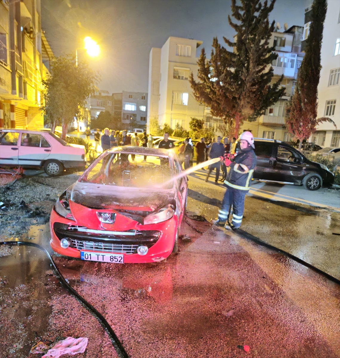 Adana'da park halindeki otomobilde çıkan yangını itfaiye ekipleri söndürdü