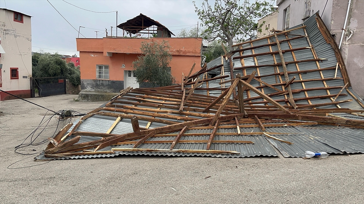 Adana'da şiddetli rüzgarda müstakil evin çatısı uçtu