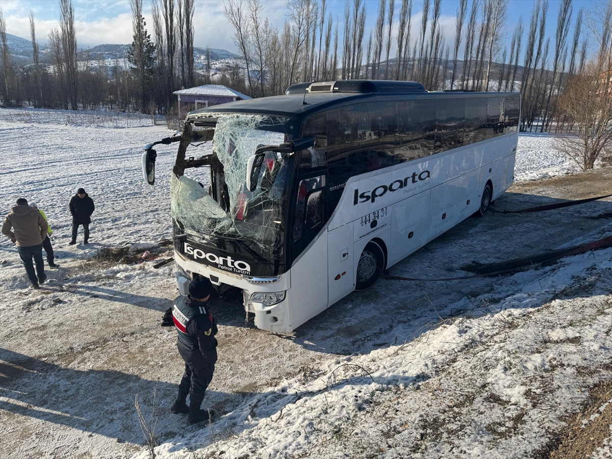 Afyonkarahisar'da yolcu otobüsü şarampole devrildi, 1 kişi öldü, 25 kişi yaralandı