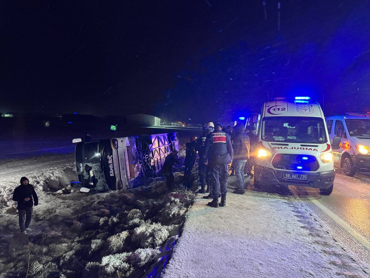 Aksaray'da otobüsün devrilmesi sonucu 20 kişi yaralandı