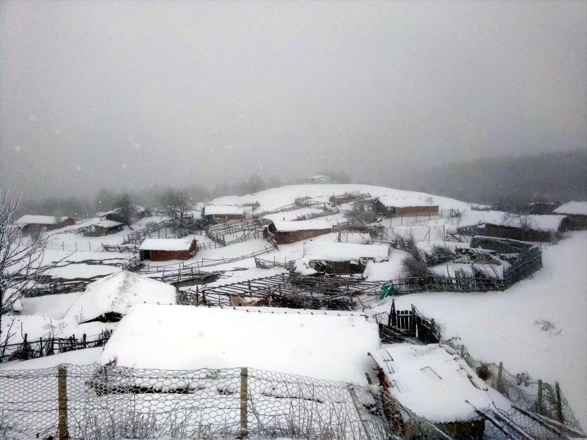 Amasya'nın yüksek kesimlerine kar yağdı