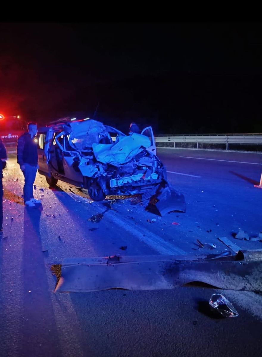 Anadolu Otoyolu'nda tıra çarpan otomobildeki 1 kişi öldü, 3 kişi yaralandı